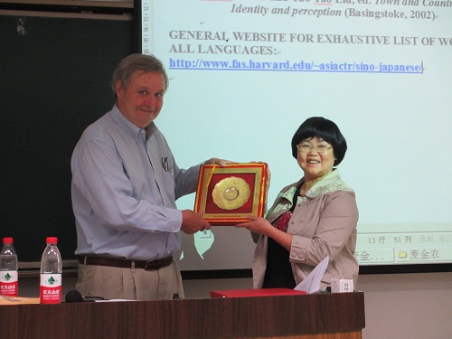 IMG_8180 IM体育
副院长李德英教授向麦金农教授赠送礼品20120531川大研1-102.JPG